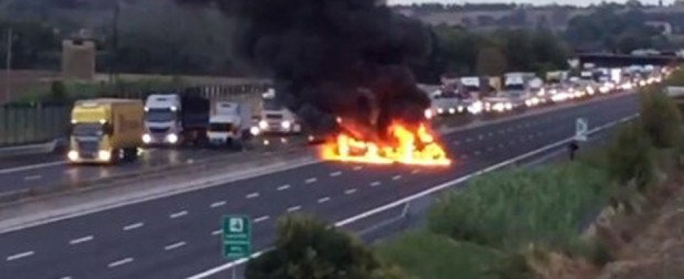 Fallito assalto al portavalori in autostrada con auto incendiate e barre chiodate