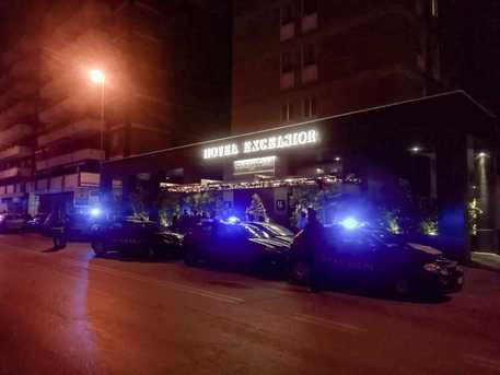 Cede contro soffitto hotel a Bari durante il veglione di Capodanno: 6 feriti