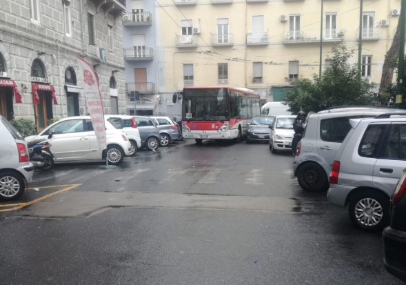 Napoli, bus intrappolati tra le auto del parcheggio selvaggio