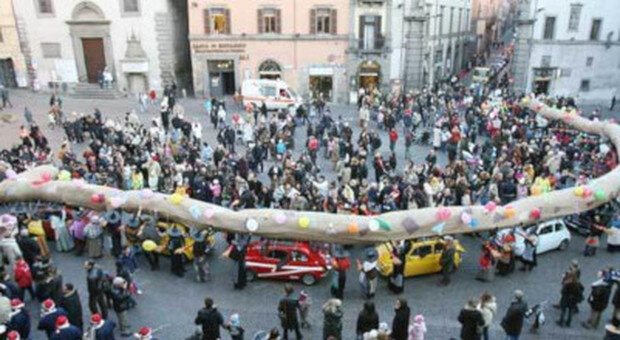 Calza della Befana più lunga del mondo: nel Casertano ne hanno preparata una da 85 metri