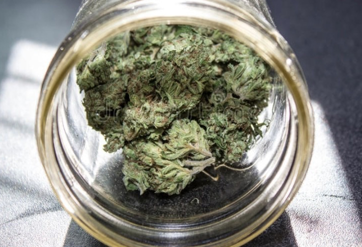 Sorpreso con 500 grammi di marijuana in auto occultata in un barattolo: denunciato giovane nel Salernitano
