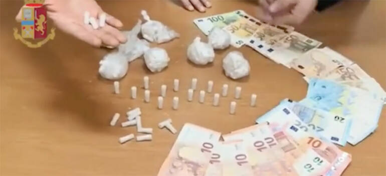 Napoli, trovato con 240 dosi di eroina: preso 28enne di Scampia