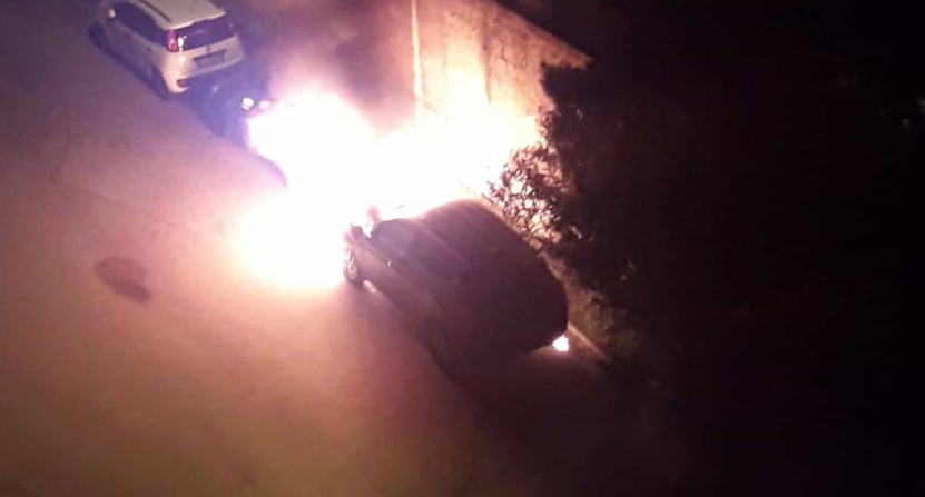 Un boato e poi le fiamme: distrutte due auto a Caserta