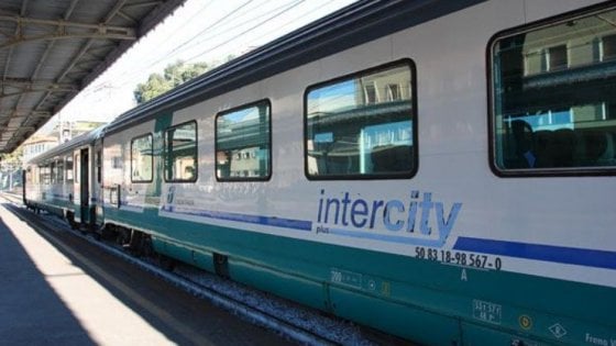 Si sdraia sui binari del treno si lascia travolgere dall’Intercity Roma-Napoli