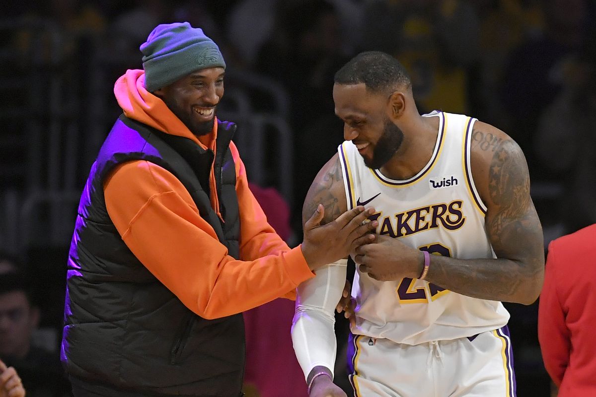 Morte Kobe Bryant, LeBron James in lacrime mentre scende da aereo dei Lakers