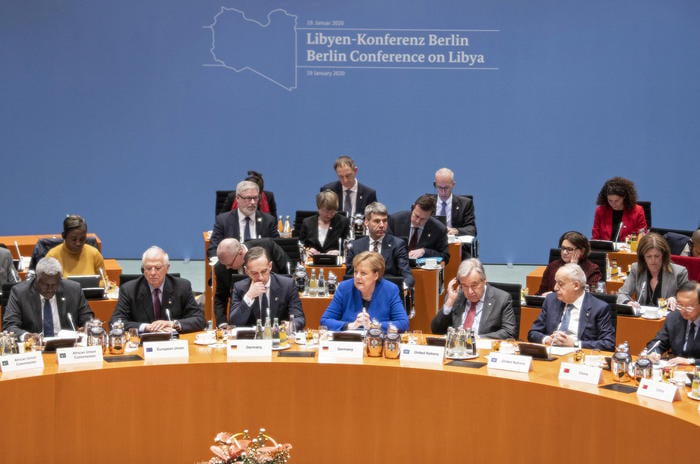 Libia, accordo a Berlino sulla tregua ma Sarraj e Haftar si evitano