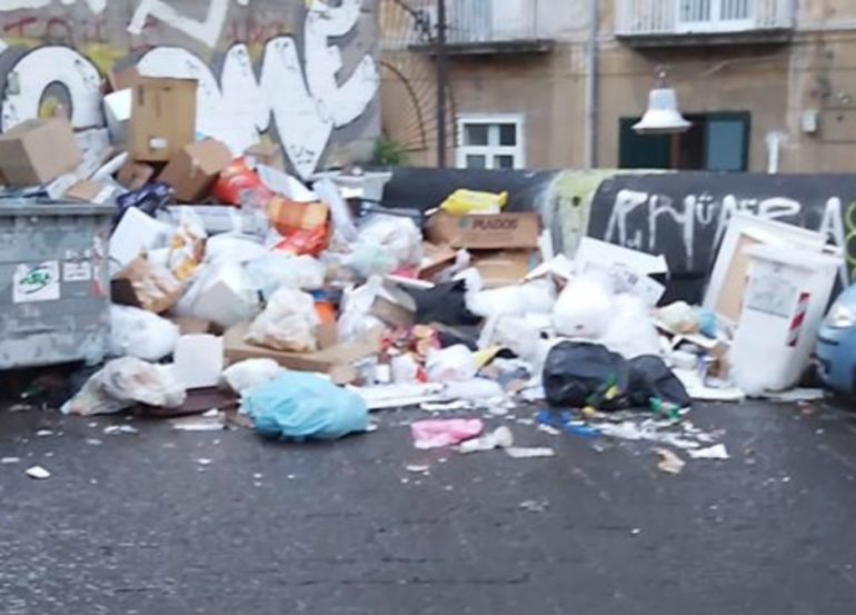 Napoli, salita Pontecorvo ‘una discarica a cielo aperto’: la denuncia dell’associazione Afida