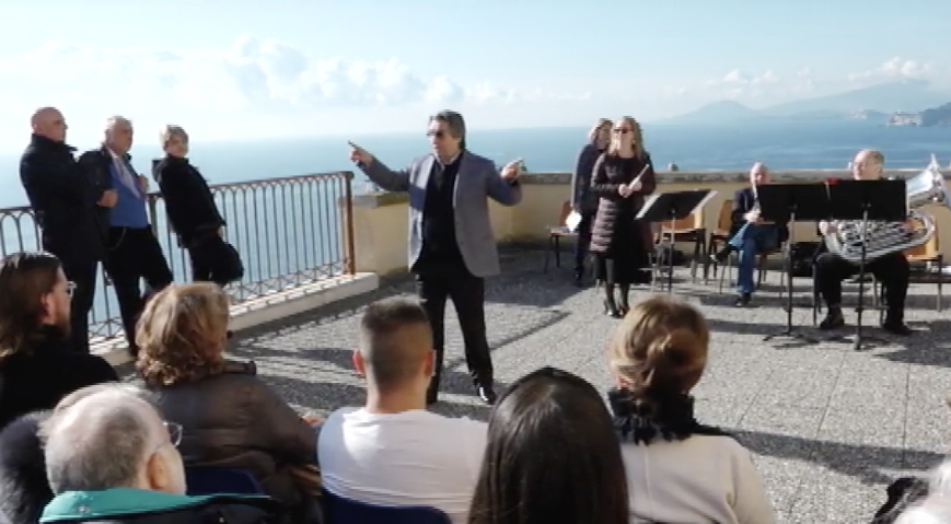 Il maestro Riccardo Muti porta le emozioni della musica nel carcere minorile di Nisida