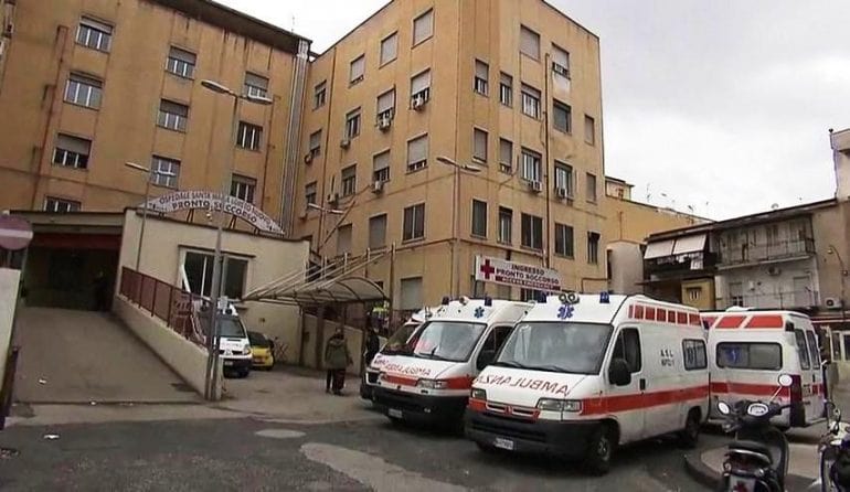 Napoli, giovane donna in ospedale con ferite all’addome: ‘Mi sono ferita da sola’. La polizia indaga