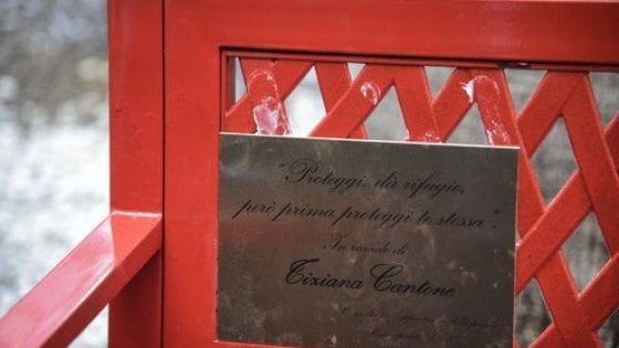 Napoli, vandalizzata la panchina rossa per Tiziana Cantone. La mamma: “La mia lotta continua”