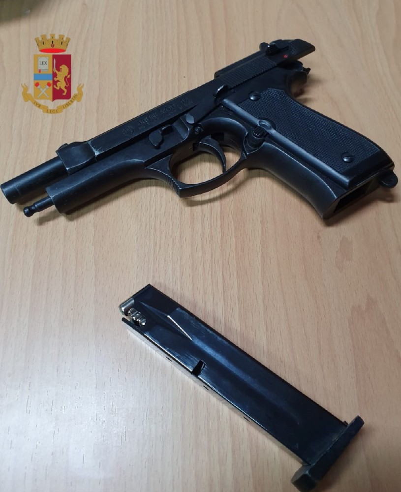 Napoli, assedio al clan Mazzarella: pistola replica recuperata al rione Luzzatti