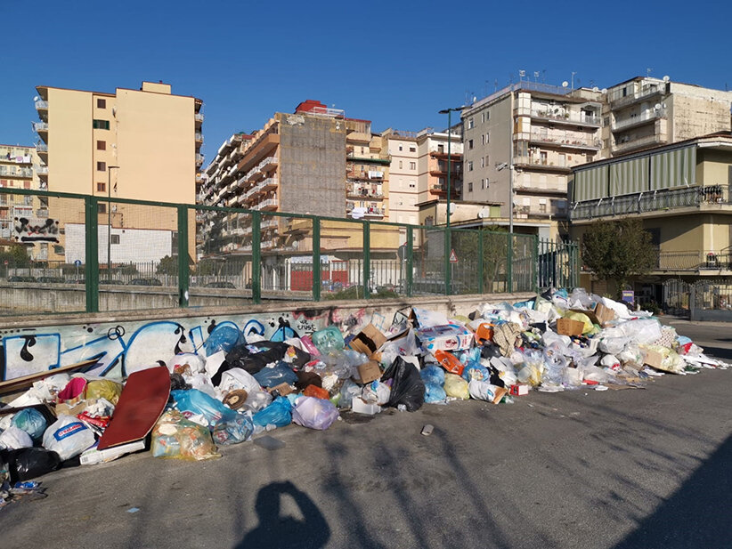 Napoli, aumentano gli scarichi abusivi di rifiuti. Borrelli: ‘Stiamo facendo scattare le denunce grazie alle segnalazioni dei cittadini’