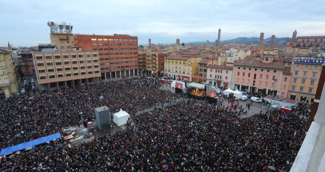 Quarantamila sardine in piazza a Bologna. Video di Guccini: ‘Un raggio di sole’. E il movimento sbarca a Barcellona