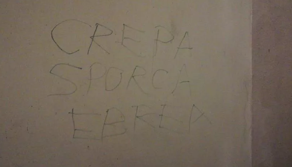 ‘Crepa sporca ebrea’, scritta su casa di una donna a Torino