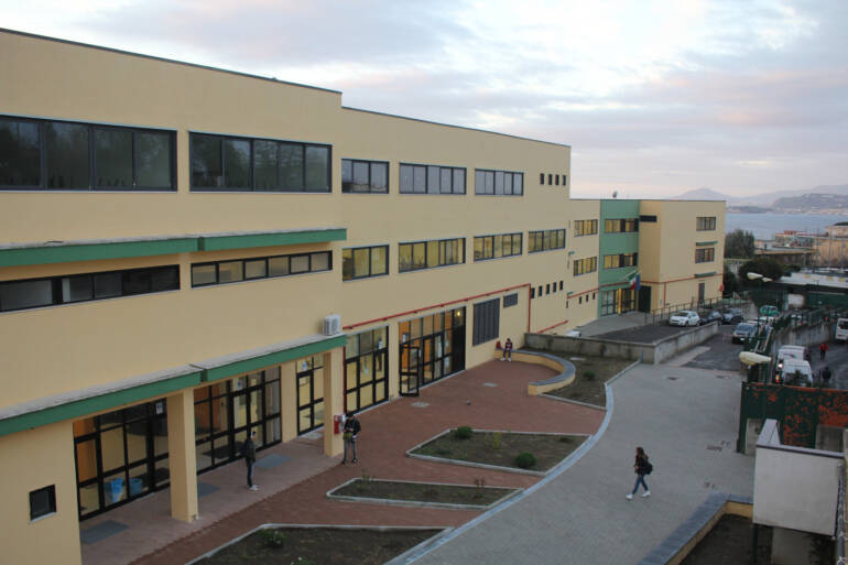 Pozzuoli, quarto raid vandalico all’istituto Virgilio