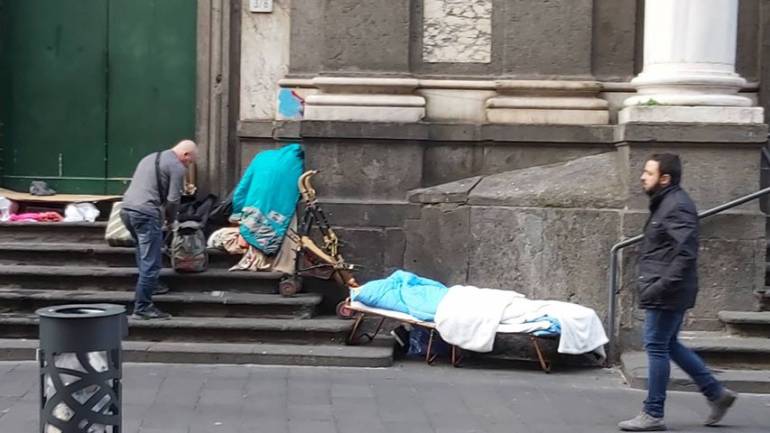 Napoli, senza tetto dorme su un lettino davanti alla chiesa di Piazza Carità: la foto indigna il web