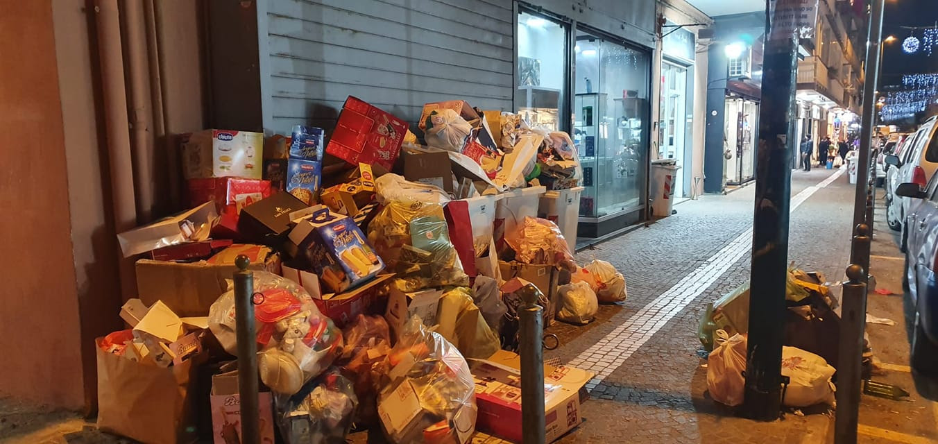 La situazione rifiuti a Napoli ed in Campania si mostra, nel nuovo anno, ancora più allarmante rispetto a quella venuta fuori durante gli ultimissimi giorni dell’anno appena trascorso.