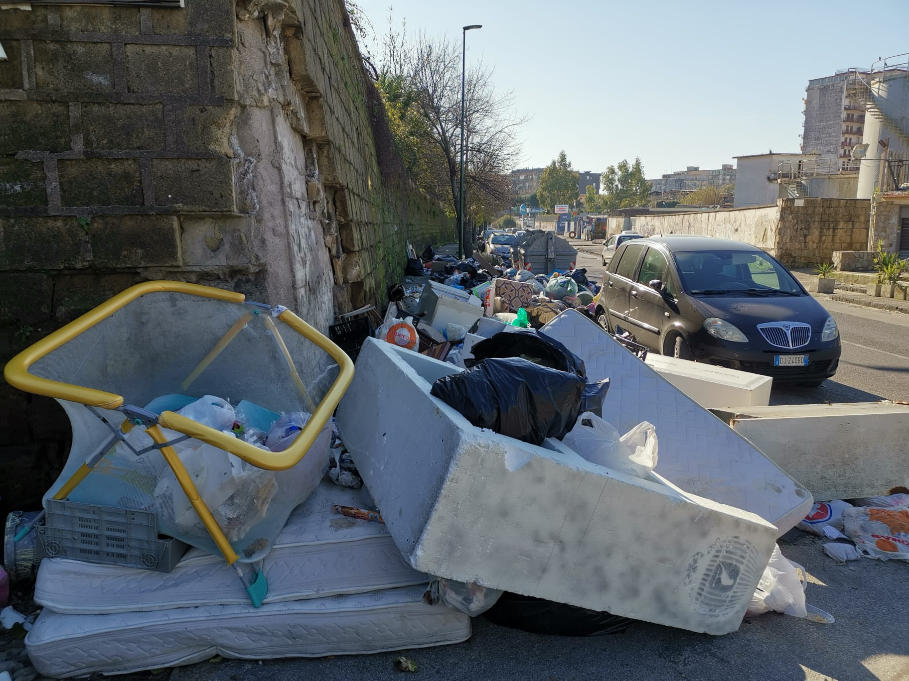 Napoli, il Capodanno lascia in eredità un territorio ricolmo di rifiuti
