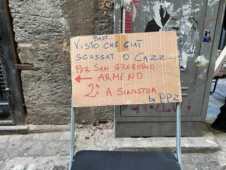 Al centro storico di Napoli appare un cartello informativo abusivo e osceno. Verdi:” Pessimo esempio di accoglienza e di civiltà. Va rimosso subito”
