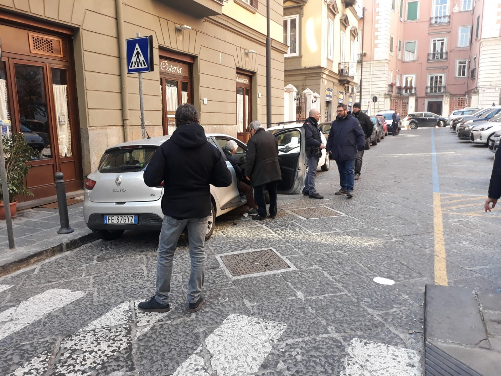 Piazza Scacchi liberata dai parcheggiatori abusivi della camorra. Borrelli:’E’ una vittoria delle persone oneste’