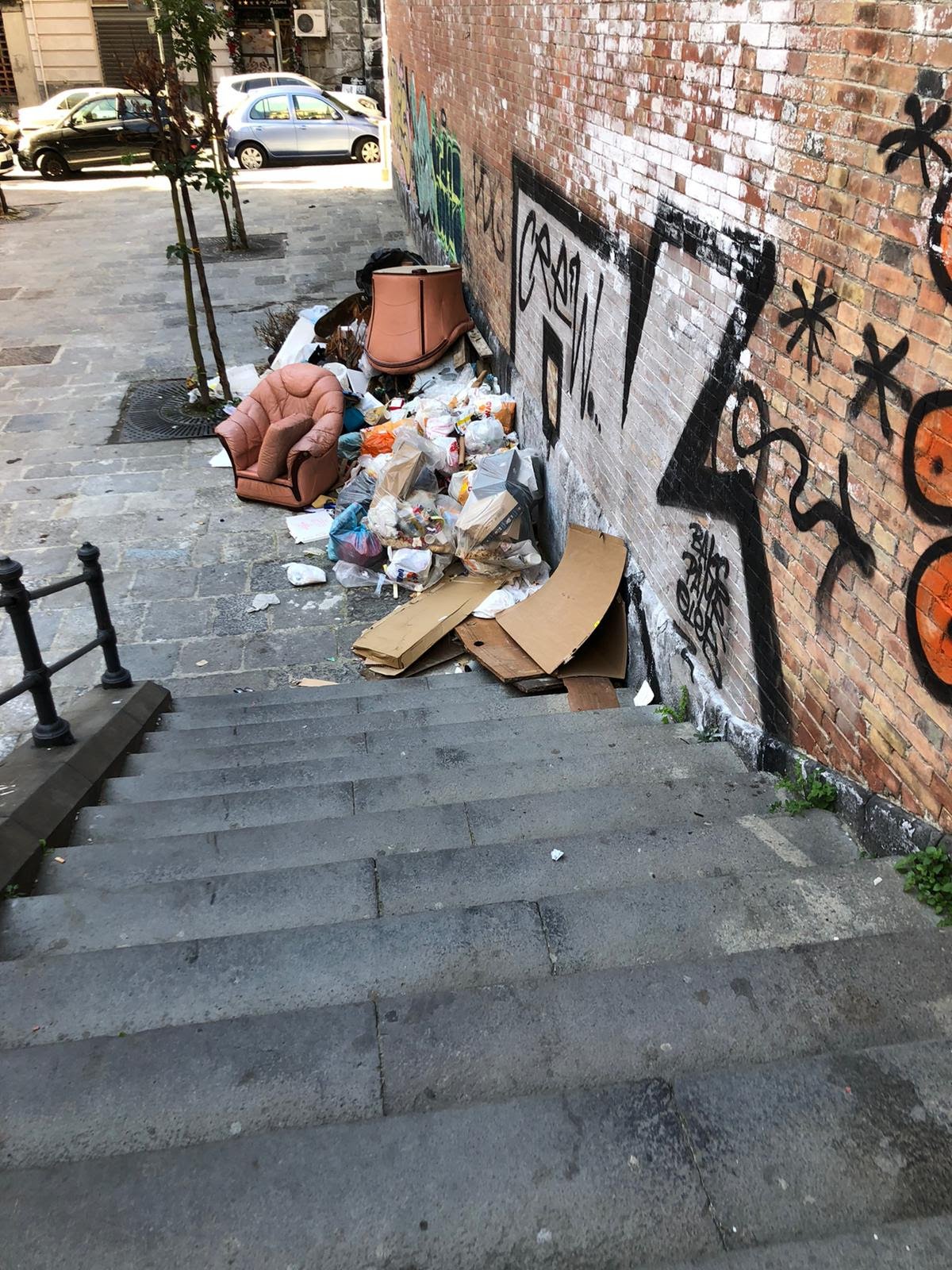 Napoli, piazza Arcangelo Scacchi appena restaurata con i fondi UNESCO è già una discarica