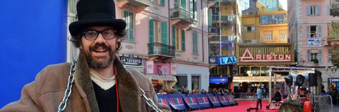 Sanremo: un clarinettista si incatena davanti all’Ariston. Le contraddizioni della città della musica