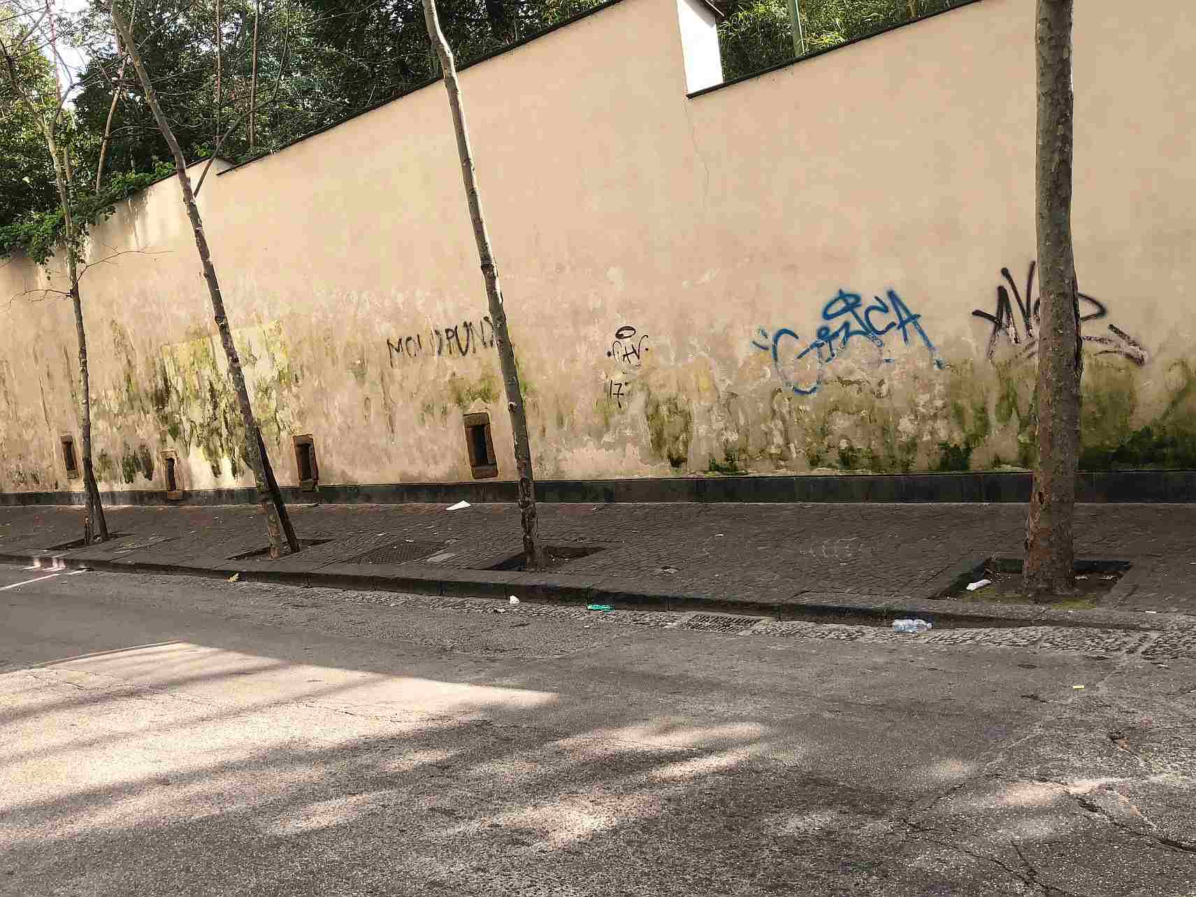 Napoli: imbrattatori in azione a villa Floridiana al Vomero