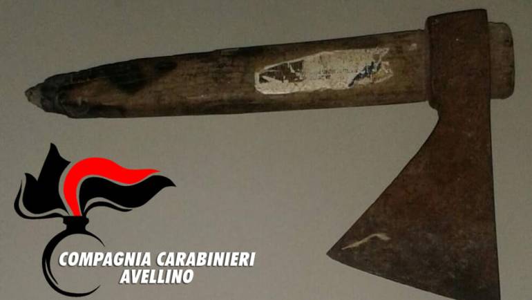 Sorpreso dai carabinieri in giro con un’ascia: 60enne nei guai