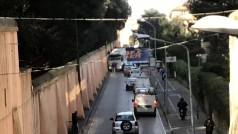 Caserta, camion non si ‘accorge’ del ponte di Ercole e paralizza il traffico