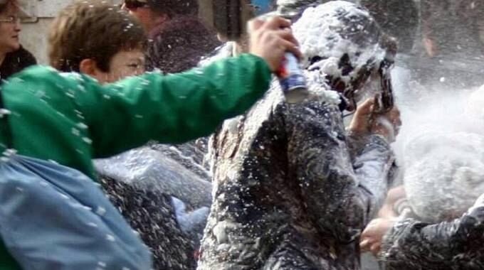 Carnevale a Caserta “blindato” dal Sindaco: saranno i genitori a pagare per chi usa bombolette spray, uova e farina