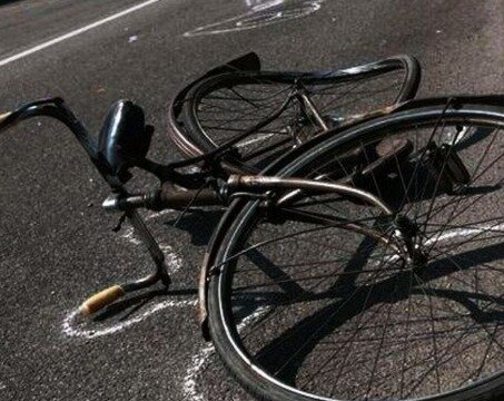 Perde il controllo della bici e cade: morto ciclista a Salerno