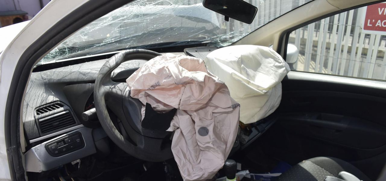 Morto il bimbo di due mesi colpito dall’airbag dell’auto dei genitori dopo un tamponamento