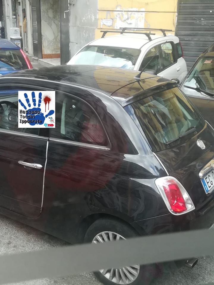 Napoli, ambulanza bloccata da auto in divieto di sosta a piazza Gravina: l’automobilista aggredisce l’autista