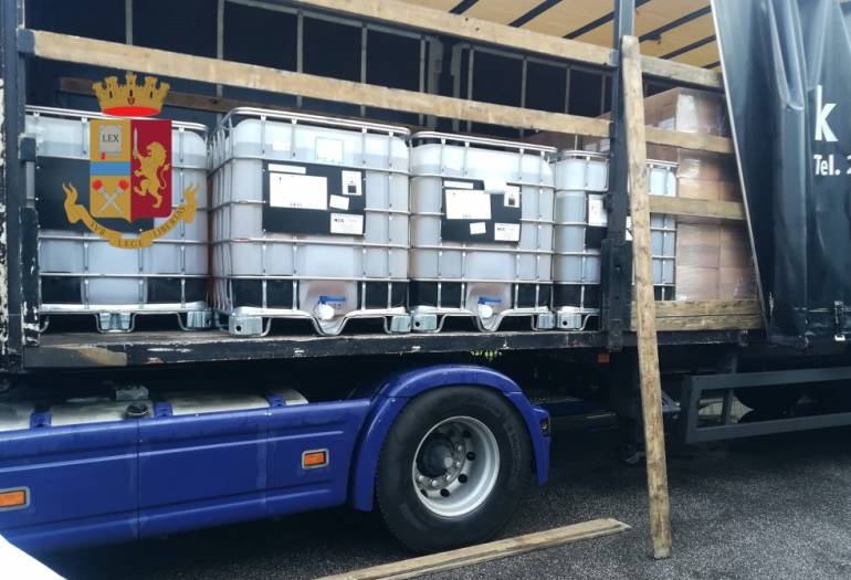 Napoli, girava in Tangenziale sul tratto vietato con un camion carico di sostanze corrosive: denunciato