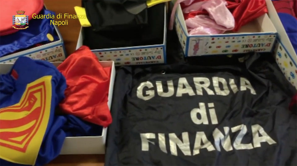 Napoli, 300mila articoli di Carnevale pericolosi sequestrati dalla Guardia di Finanza