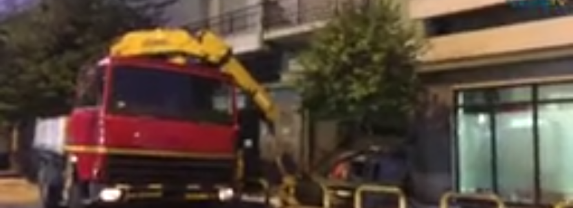 Napoli, sgominata la banda di rapinatori con il carro gru: 8 arresti