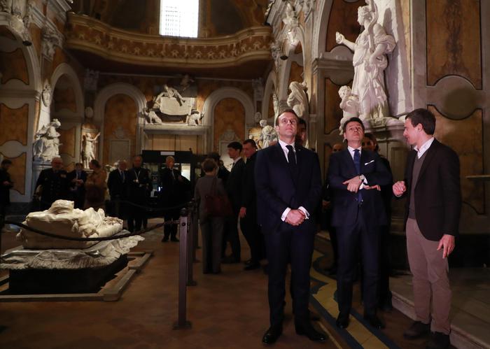 Macron con Conte a Napoli prima del vertice visita la cappella San Severo e una pausa da Scaturchio dove lasciano ‘tre caffè sospesi’