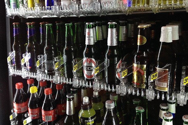 Salerno, alcolici ai minorenni: denunciato il titolare di distributori automatici di bevande. Aveva disabilitato il lettore