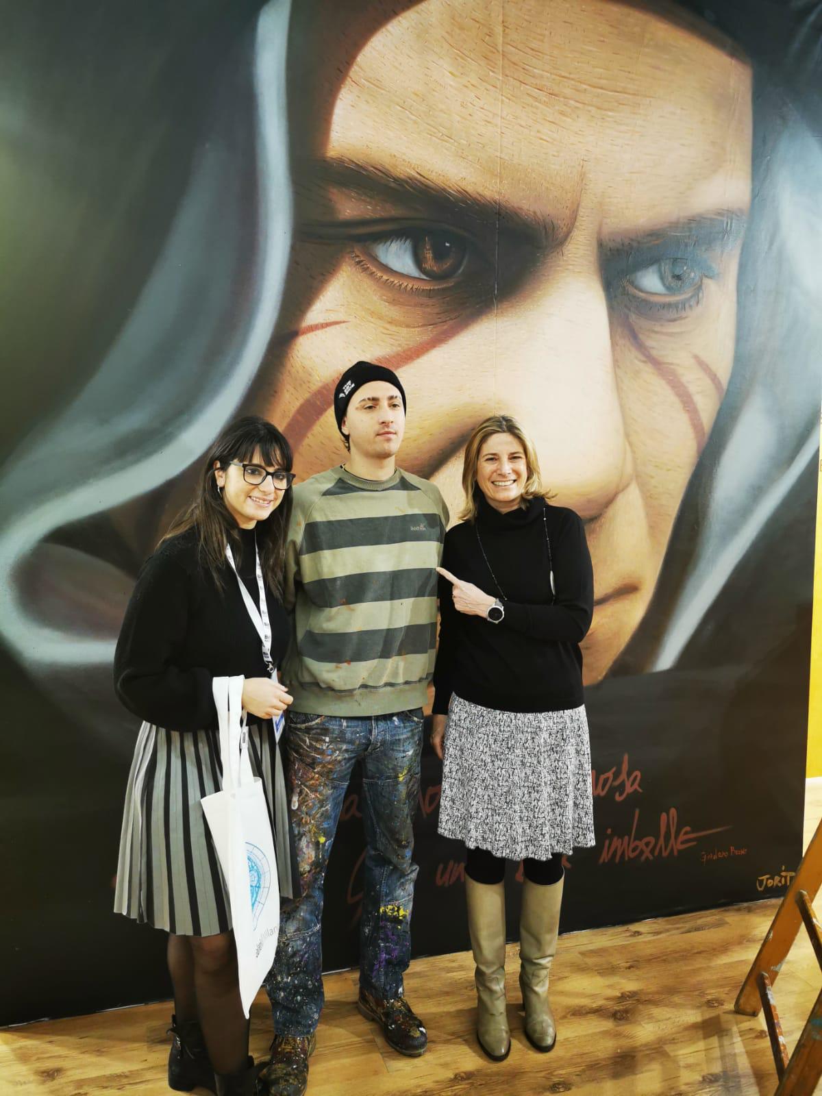 BIT. L’assessore de Majo consegna al Comune di Milano la tela dipinta da Jorit