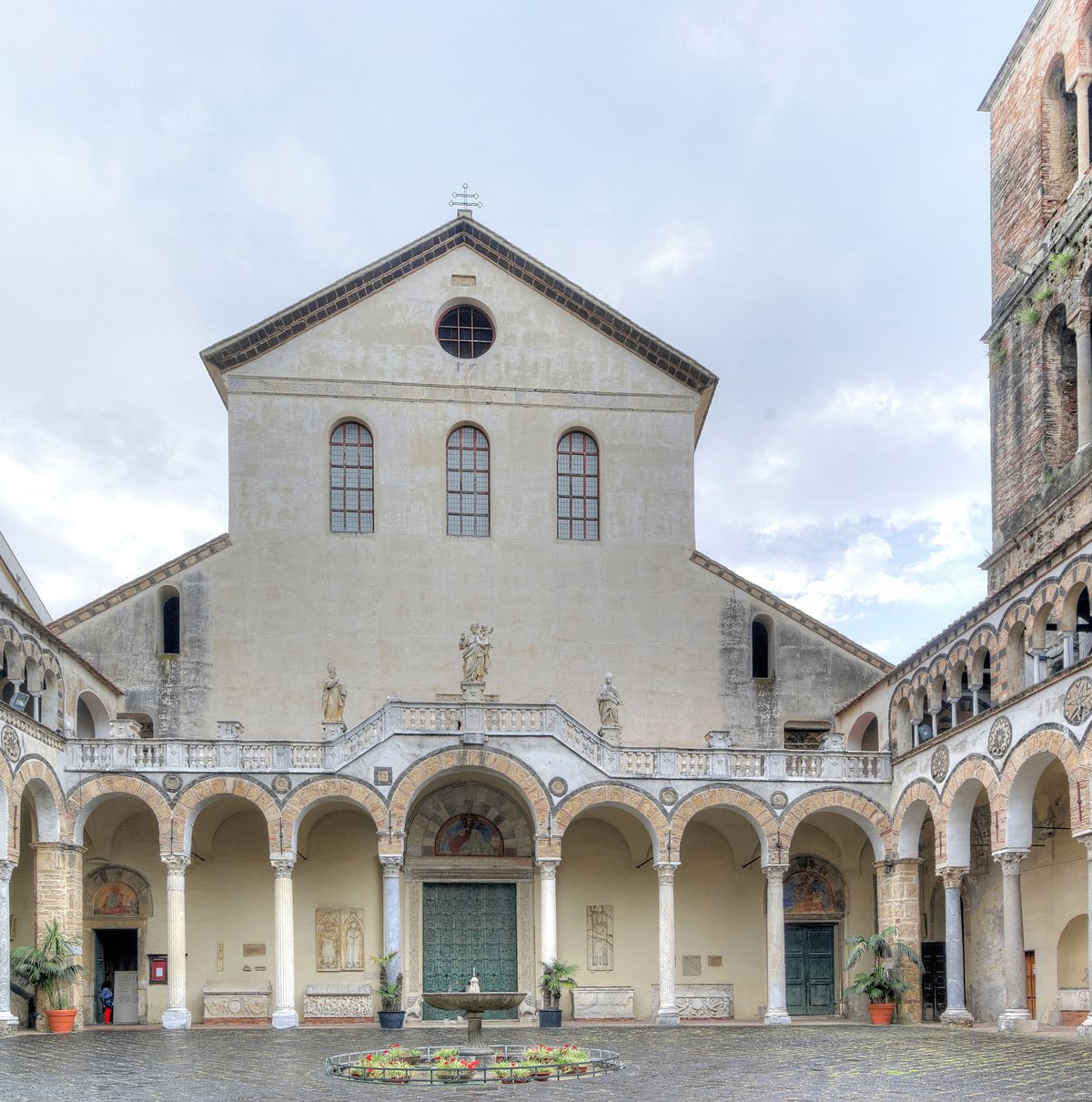 Coronavirus: la diocesi di Salerno ‘svuota’ le acquasantiere e dispensa da gesto della pace