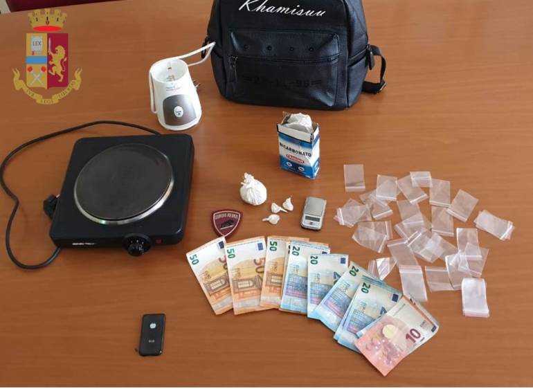 Napoli, base di spaccio gestita da un tanzaniano scoperta all’Arenaccia