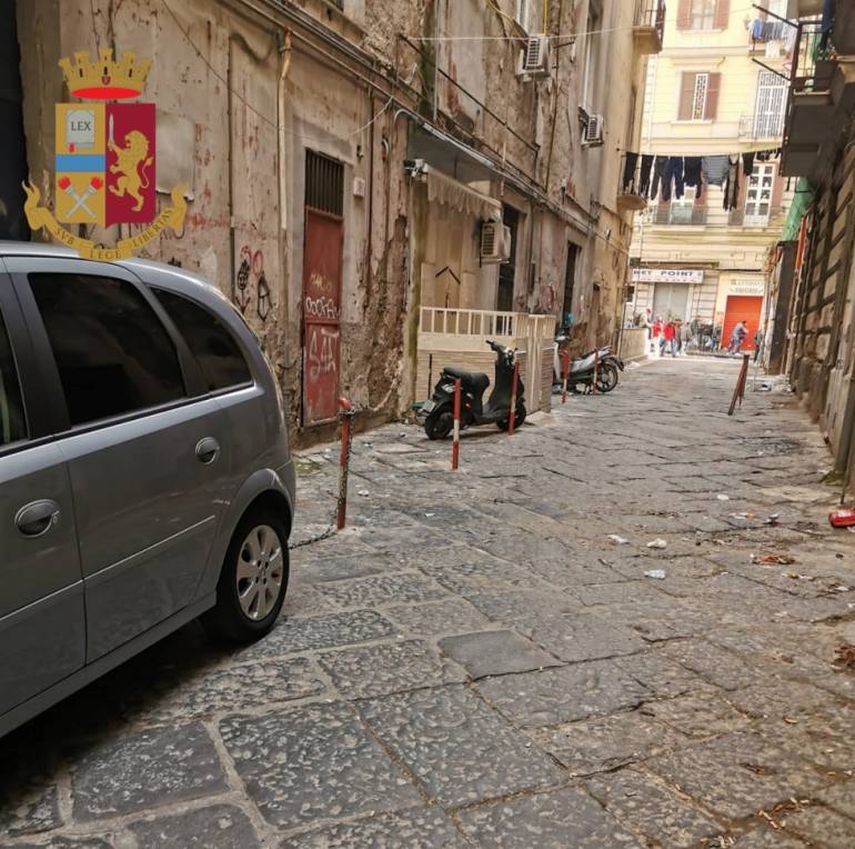 Duchesca “Riservava”: posti auto con paletti di ferro, denunciato