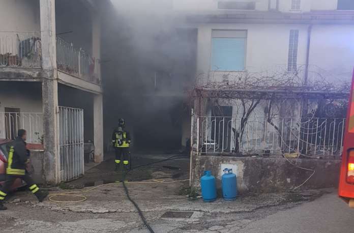 Incendio in un’abitazione di Castelvenere, intossicata 93enne