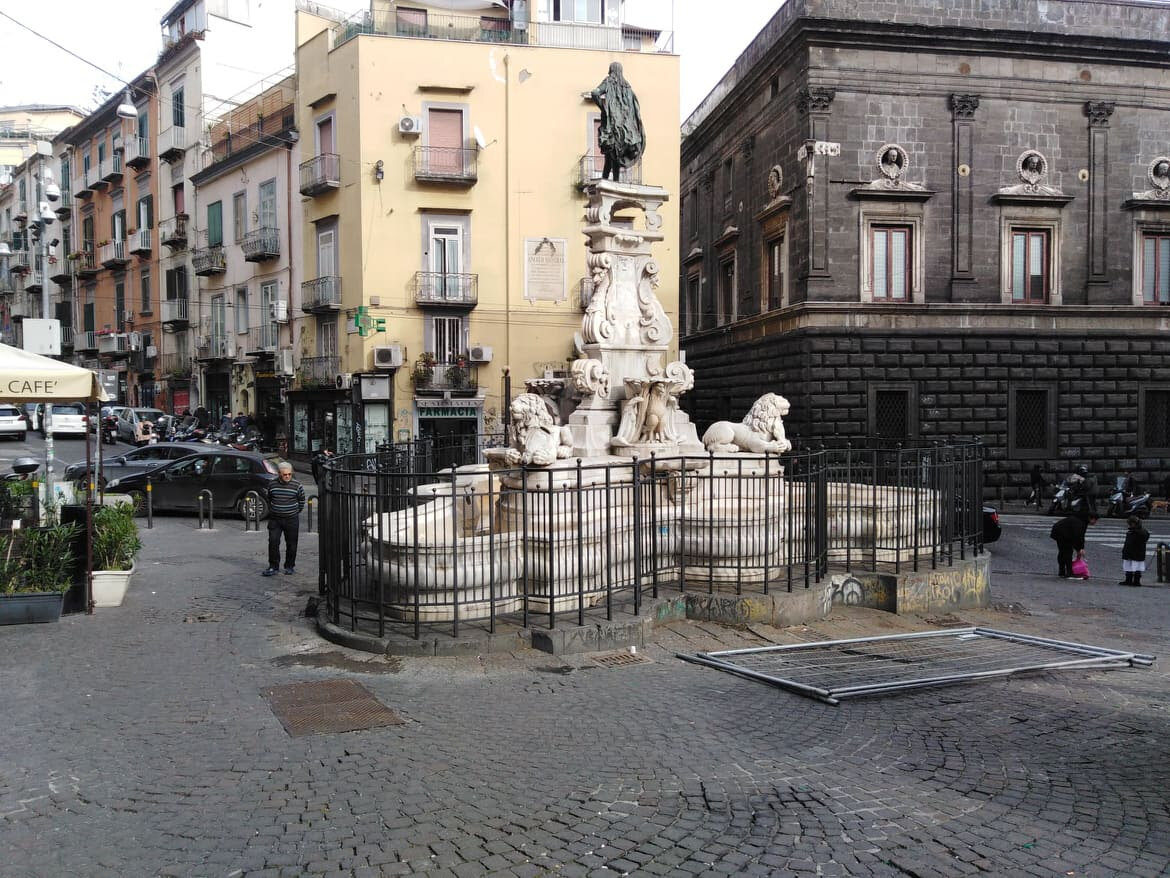 Napoli, completata la recinzione anti-vandali della fontana di Monteoliveto