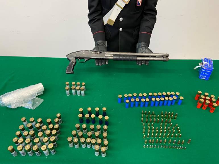 Castellammare, fucile a pompa e proiettili recuperati dai carabinieri a Moscarella