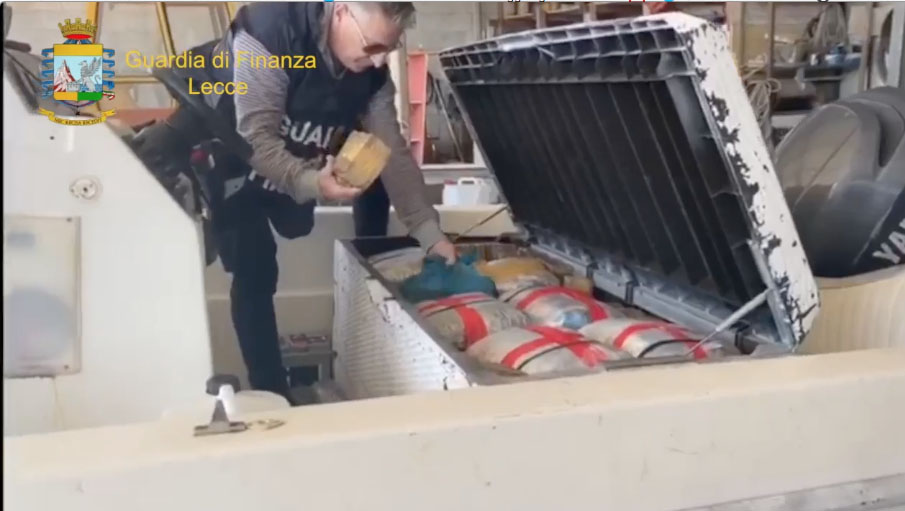 Mezza tonnellata di droga proveniente dall’Albania nascosta nella barca da pesca: arrestato