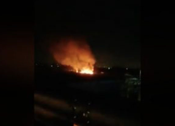 Incendio nella notte a Caivano, fumo nero e aria irrespirabile: nel pomeriggio di ieri era toccato a Giugliano