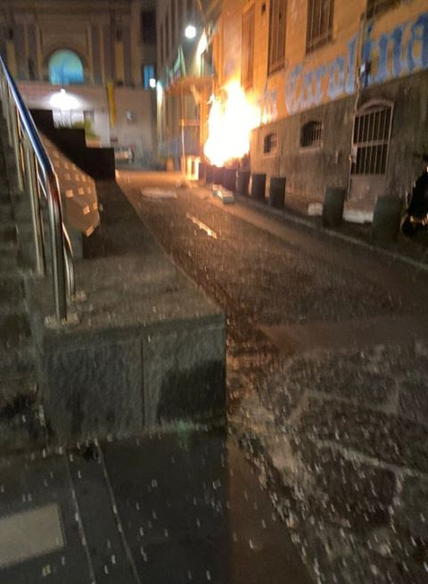 Napoli, baby-gang appicca un incendio a Piazza Montecalvario davanti ad una scuola