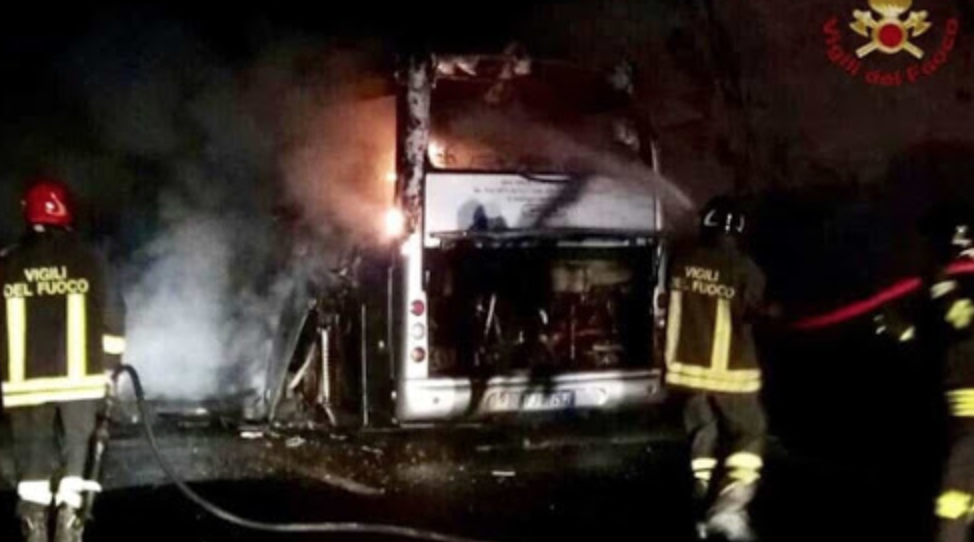 A fuoco due bus di una ditta di trasporto nell’Avellinese: indaga la polizia