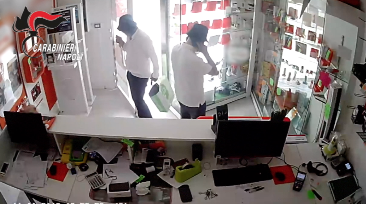 Svaligiarono un negozio di telefonia a Quarto: arrestati in due. IL VIDEO